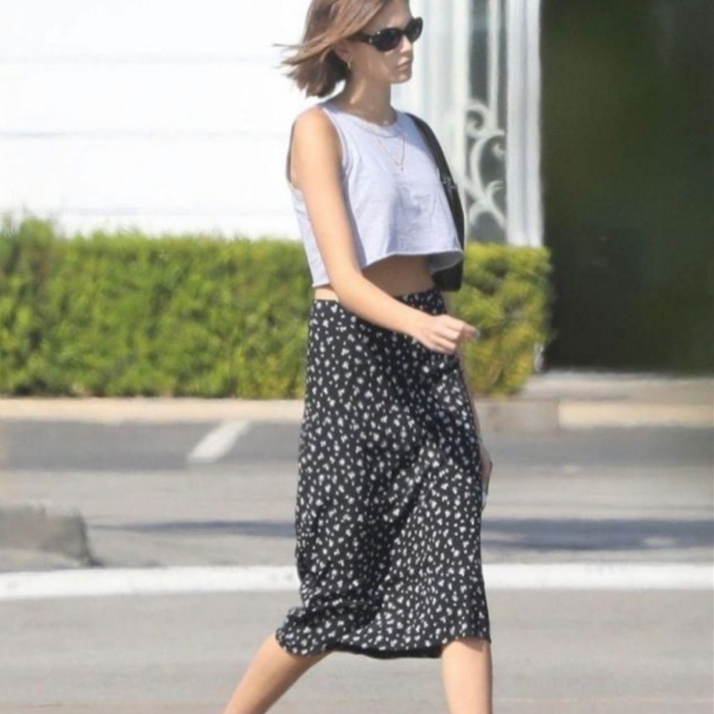 BRANDY MELVILLE KNEE LENGTH SKIRT